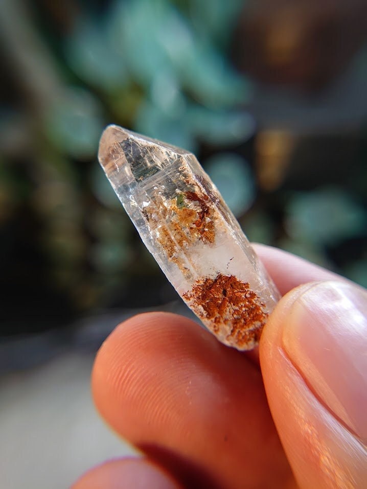 6.72g "Firefly" Petroleum Quartz Point from Madirobe, Madagascar for Crystal Healing / Meditation / Collection / Fenster/Window