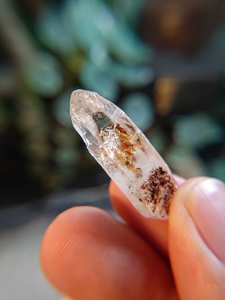 6.72g "Firefly" Petroleum Quartz Point from Madirobe, Madagascar for Crystal Healing / Meditation / Collection / Fenster/Window