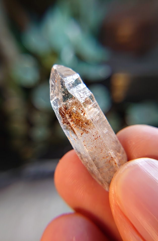 6.72g "Firefly" Petroleum Quartz Point from Madirobe, Madagascar for Crystal Healing / Meditation / Collection / Fenster/Window