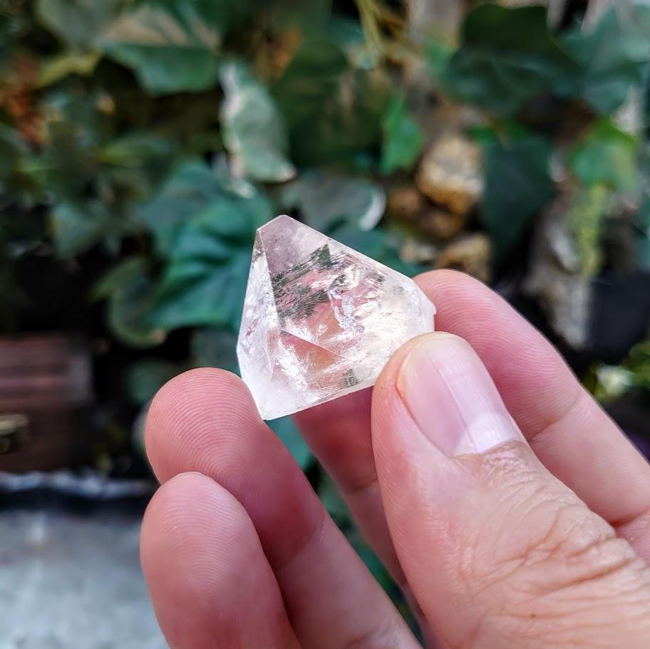 1" Clear Apophyllite Point with Polished Bottom from Maharashtra, India for Home & Altar Decoration / 11.64g / Reiki / Energy Work/ Grids