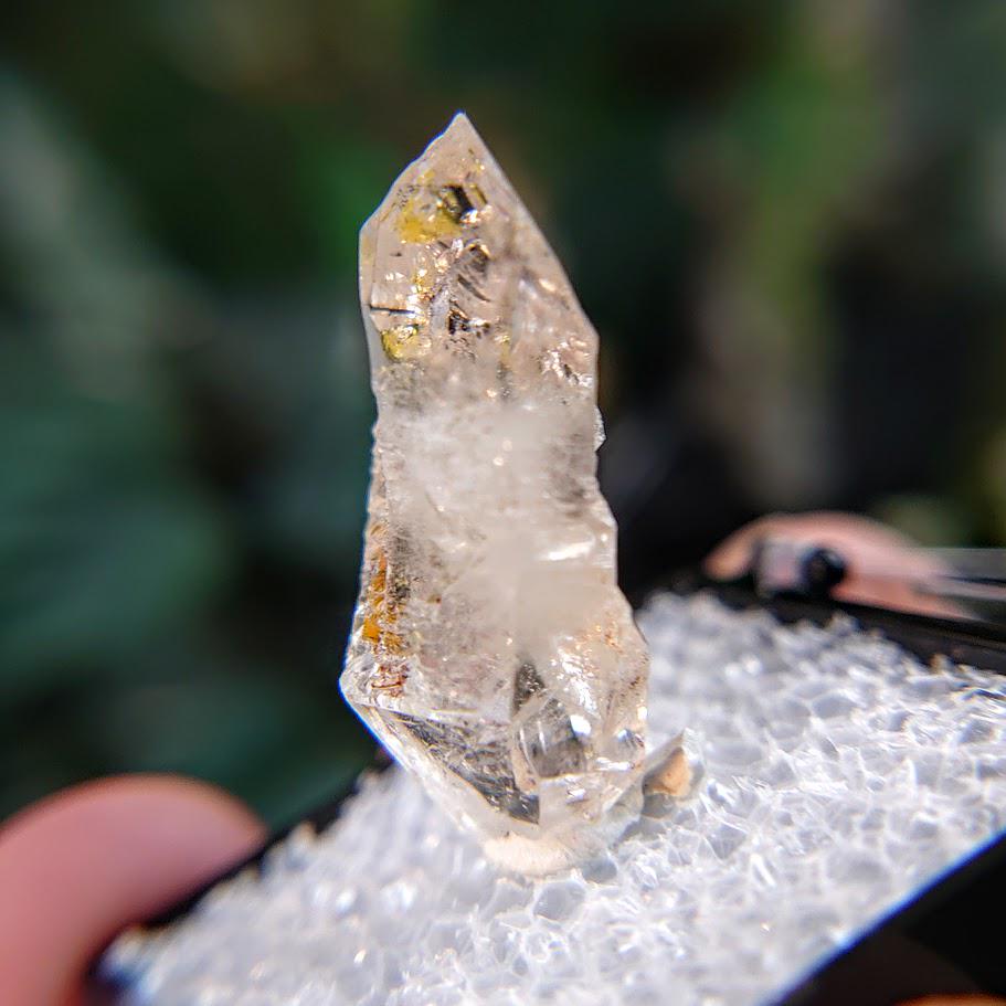 Petroleum "Firefly" Quartz Point from Madirobe, Madagascar for Crystal Healing / 4.65g / Meditation / Collection /