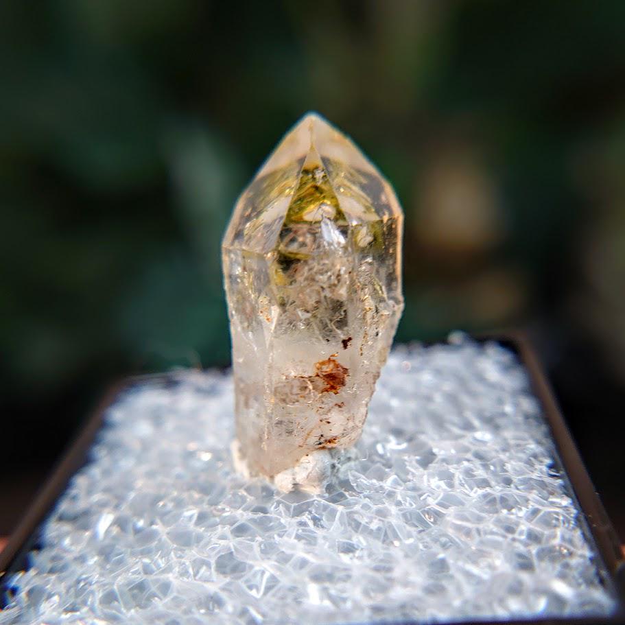 Petroleum "Firefly" Quartz Point from Madirobe, Madagascar for Crystal Healing / 3.68g / Meditation / Collection /