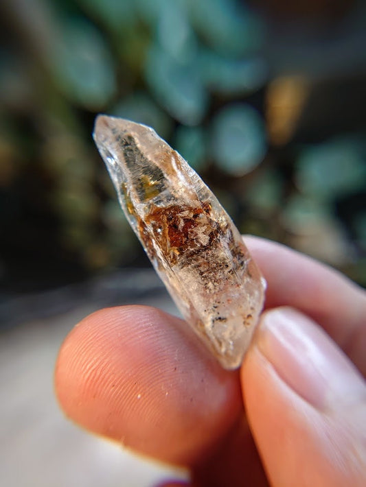 8.96g "Firefly" Petroleum Quartz Point from Madirobe, Madagascar for Crystal Healing / Meditation / Collection / Fenster/Window