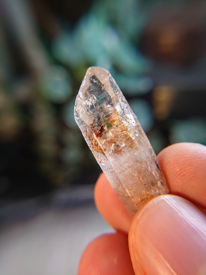 6.72g "Firefly" Petroleum Quartz Point from Madirobe, Madagascar for Crystal Healing / Meditation / Collection / Fenster/Window